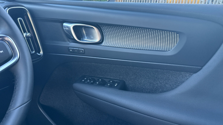 Volvo Xc40 2.0 B4P Plus Dark 5dr AWD Auto Petrol Estate